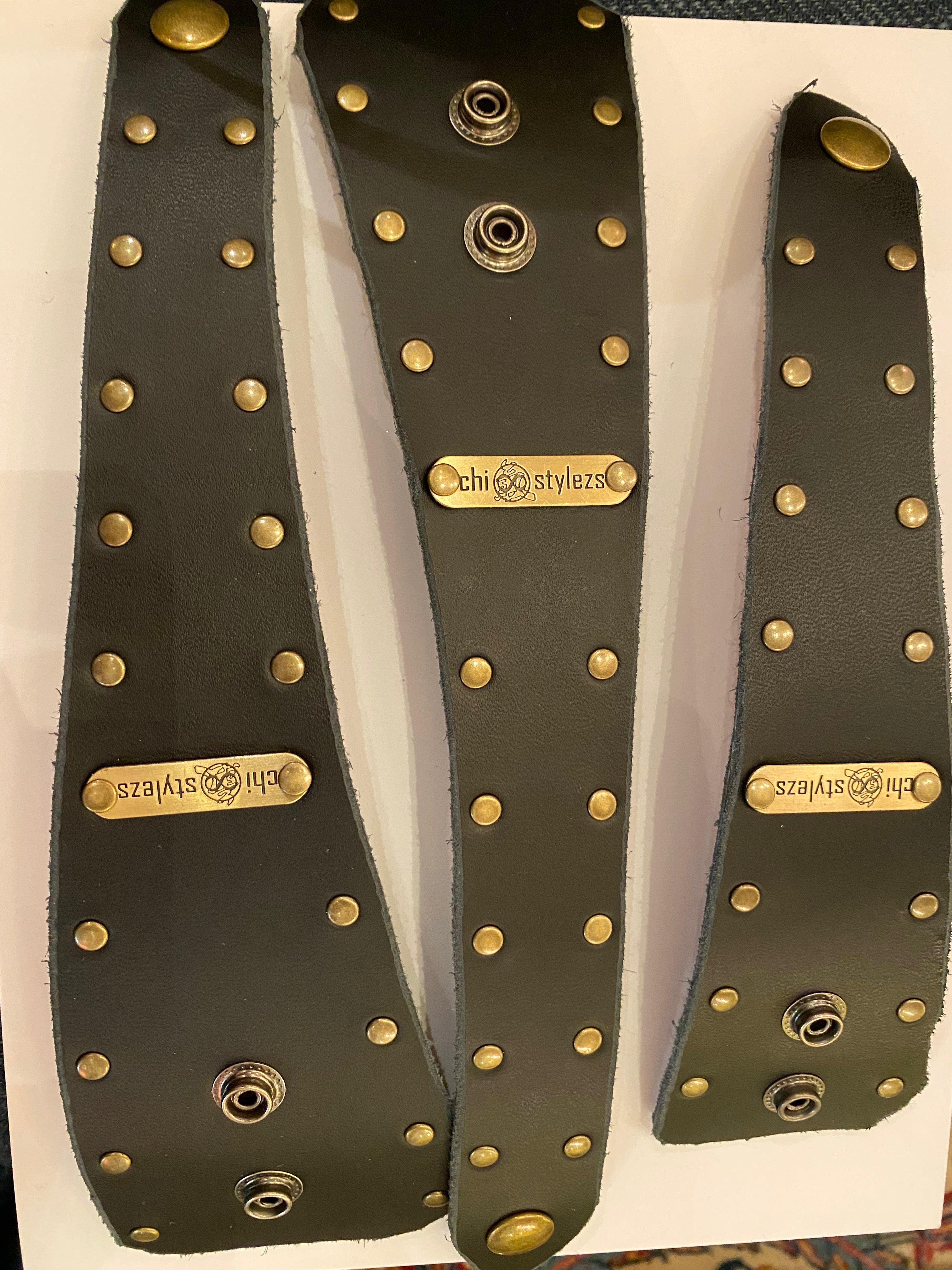 Chi Stylezs - Leather cuff - simple with brass rivets