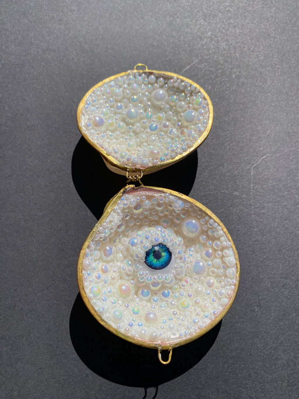 Oscar Graves - pearldazzled clamshell with eyeball