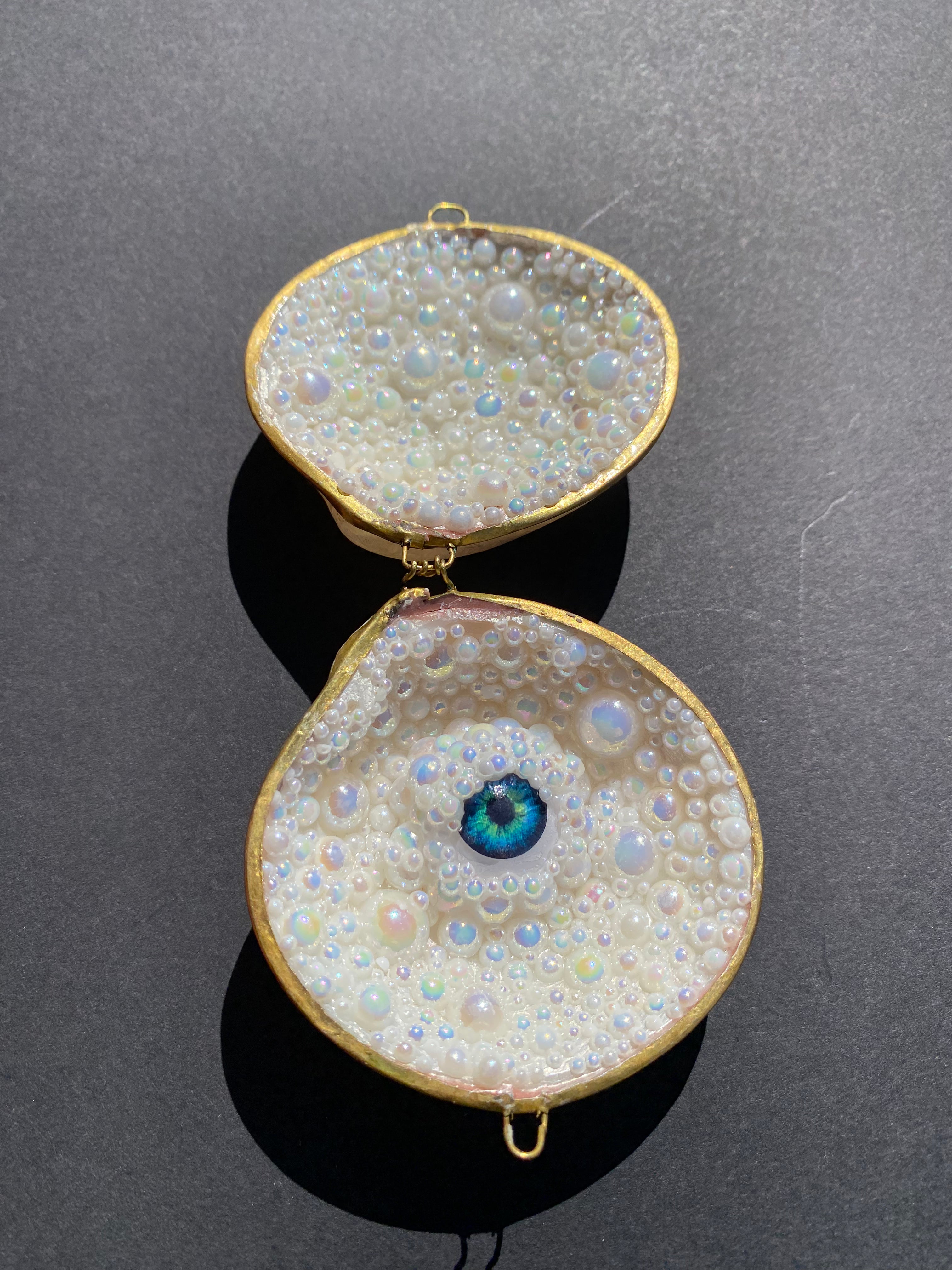 Oscar Graves - pearldazzled clamshell with eyeball